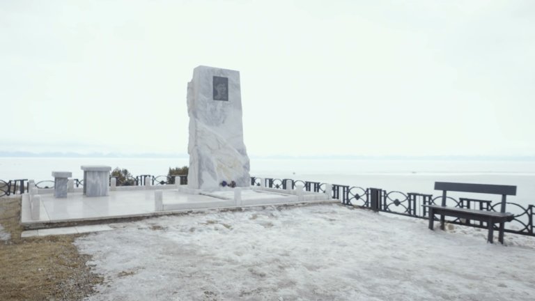 Мраморный монумент Александру Вампилову на Байкале теперь находится под охраной государства