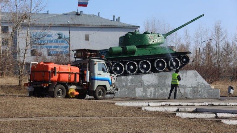 Танк Т-34 и самолёт МиГ-17 помыли в Братске ко Дню Победы
