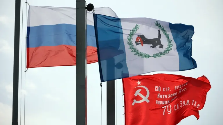 Копия Знамени Победы появилась на здании правительства Иркутской области