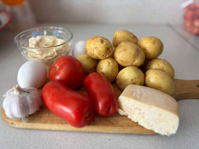 Ингредиенты для картофельного пирога с помидорами и сыром