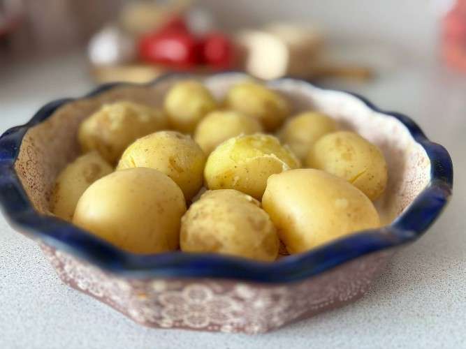 Картофель в форме для выпечки