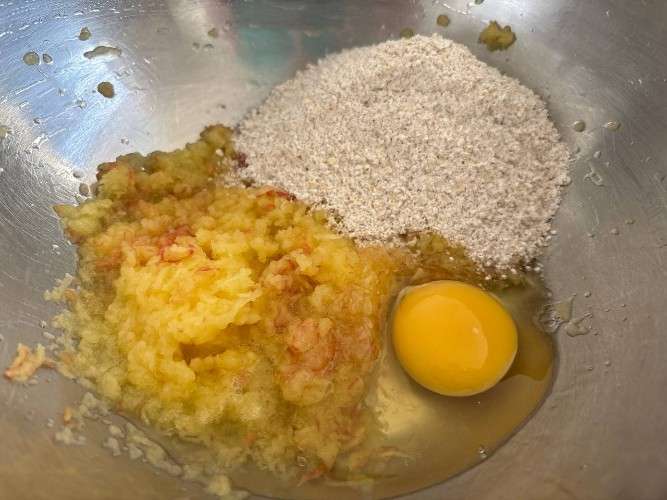 Пюре яблочное, мука, яйцо