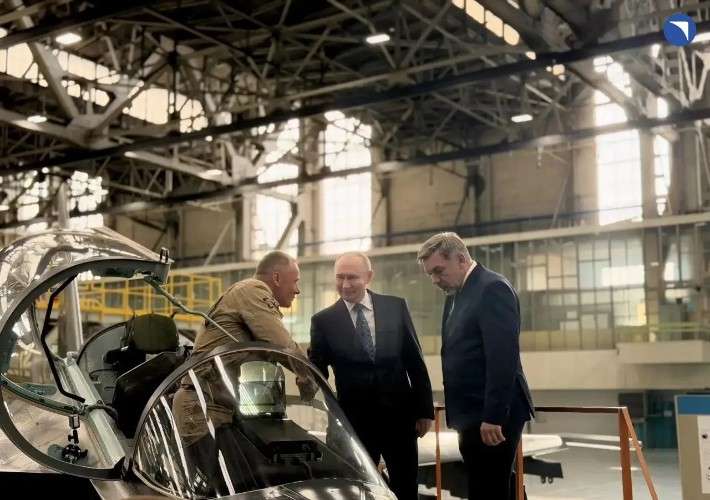 Владимир Путин пожимает руку пилоту Як-130
