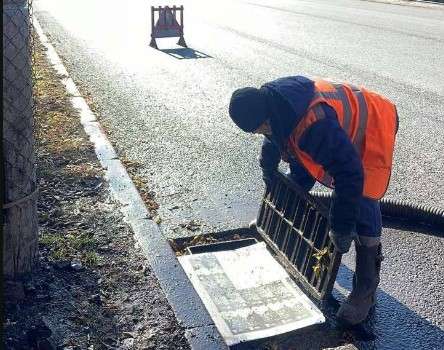 Решётки ливневой канализации консервируют на зиму в Иркутске