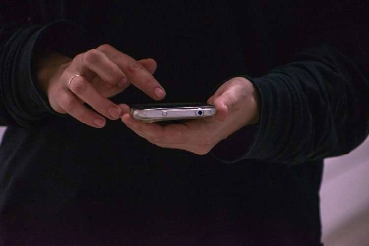 Деньги с банковского счёта украли у студента на остановке транспорта в Иркутске