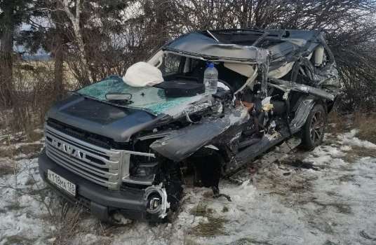 Немецкий большегруз врезался в китайский внедорожник в Зиминском районе