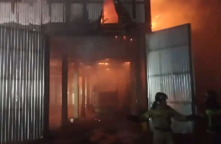 Пожарные ликвидировали открытое горение в грузовом гараже в Черемхове