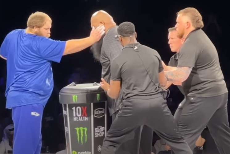 Сибиряк завершил ничьёй финал чемпионата по пощёчинам в Абу-Даби