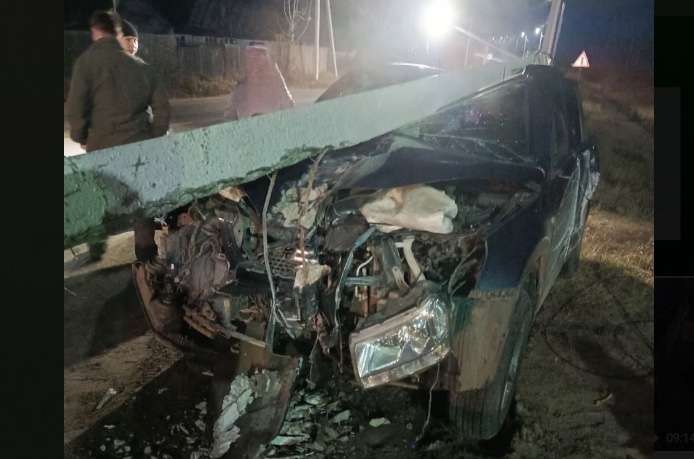 Автомобиль снёс бетонный столб в Чунском районе