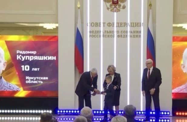 Медалью «За проявленное мужество» наградили школьника из Приангарья