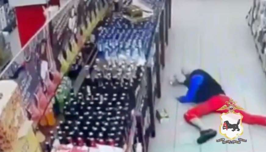 Один отвлекал, двое прятали: в Иркутске задержаны подозреваемые в хищении алкоголя