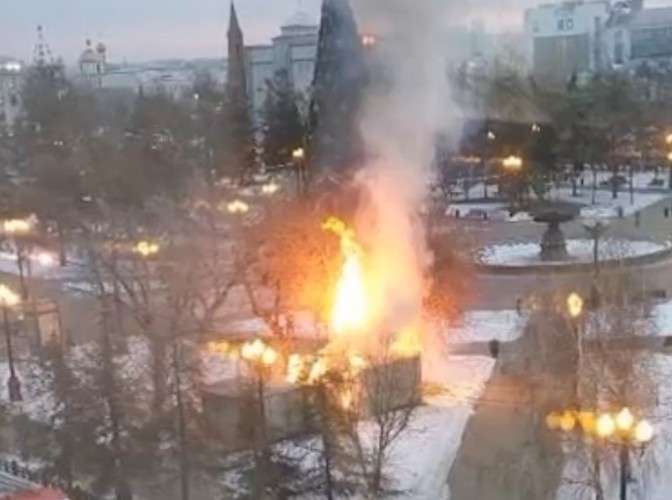 Возле главной ёлки Иркутска произошёл пожар