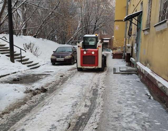 На месяц раньше обычного начали чистить грейдерами дворы Иркутска