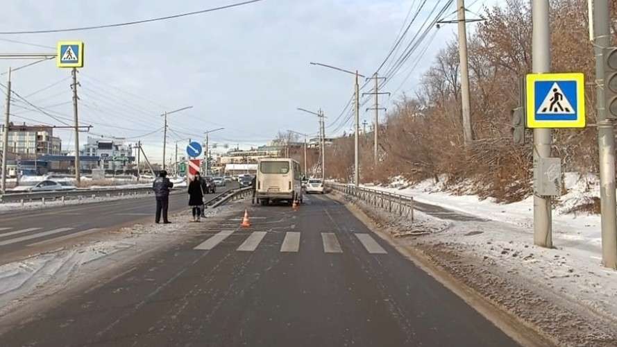 Пассажирский автобус сбил людей на пешеходном переходе в Иркутске