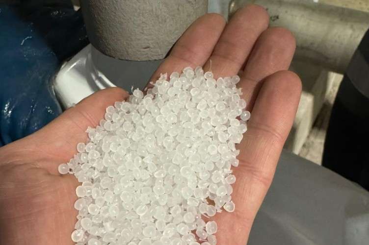 Первые гранулы полиэтилена произвёл Иркутский завод полимеров