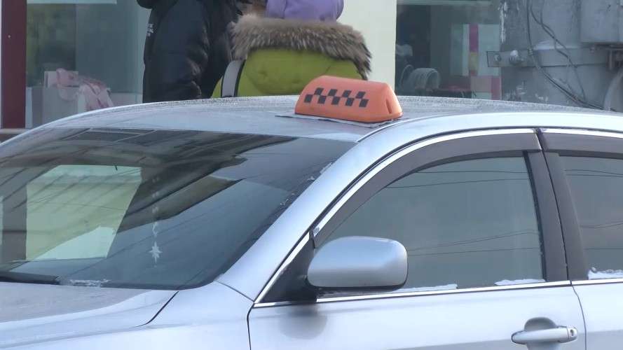 Сумку и около 100 тысяч рублей похитил таксист у иркутянки