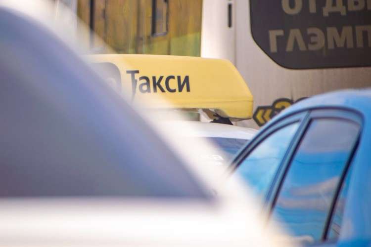 Иркутский таксист украл у пассажирки сумку с деньгами