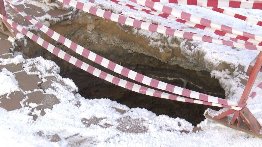 Глубокий провал образовался рядом со стадионом "Труд" в Иркутске