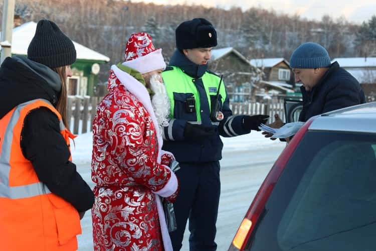 Дед Мороз напомнил водителям в Иркутском районе о правилах пересечения ж/д переездов