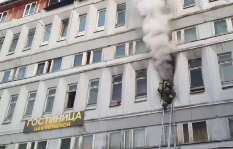 Пожарные спасли 18 человек из горящей гостиницы в Иркутске