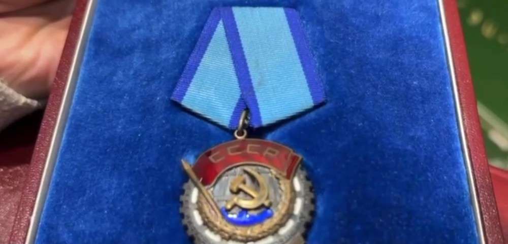 Утерянную госнаграду нашли и передали в музей  Усолья-Сибирского