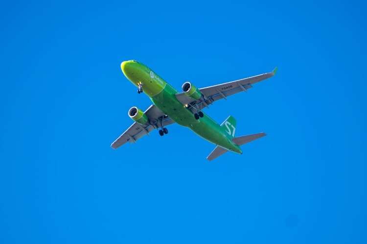 Летевший из Иркутска в Уфу самолёт вынужденно приземлился в Омске