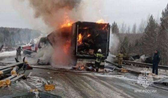 Три фуры столкнулись и загорелись в Нижнеудинском районе