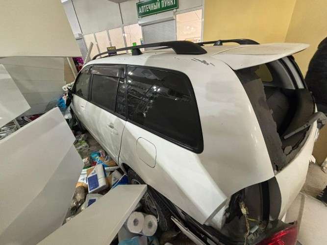 Машина протаранила супермаркет в микрорайоне Берёзовом под Иркутском