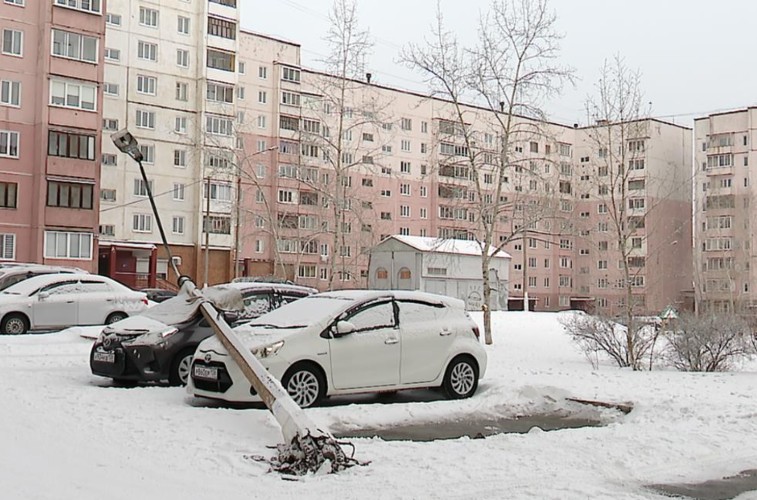 Упавший фонарный столб повредил машины на парковке в Братске