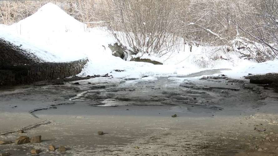Зловонный ручей из канализационного колодца впадает в реку Кая в Иркутске
