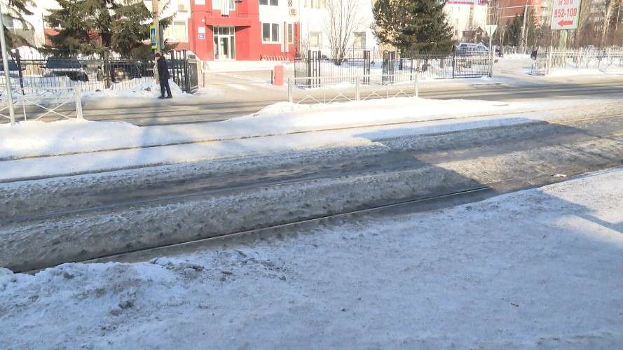 Некоторые пешеходные дорожки через трамвайные пути покрыты наледью в Иркутске