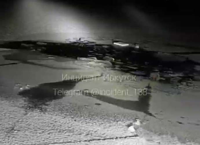 Льдина с рыбаками оторвалась от берега на Байкале