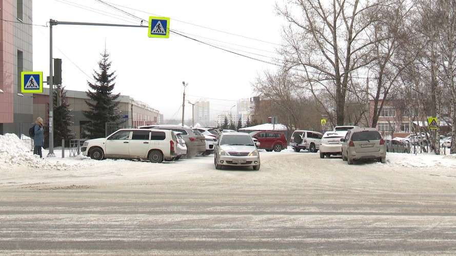 В стихийную стоянку превратили автомобилисты одну из полос движения в Иркутске
