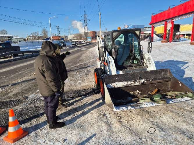 На улице Мира в Иркутске начали ремонт плит железнодорожного переезда