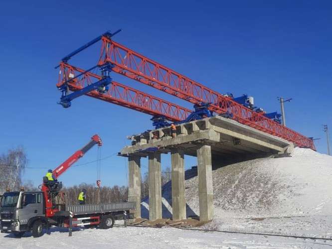 Консольно-шлюзовой кран собирают на путепроводе станции Батарейной в Иркутске