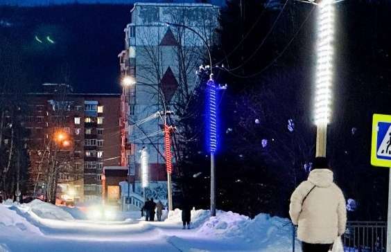 Фонарные столбы украшают в Железногорске-Илимском