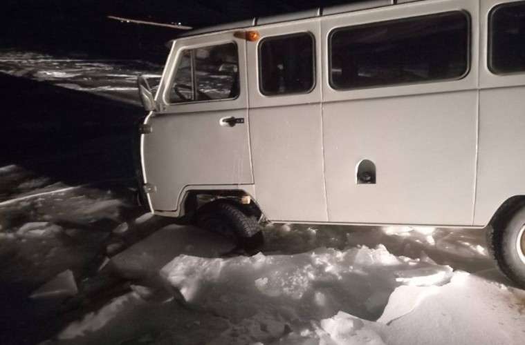 На Байкале погиб человек и провалились под лёд несколько автомобилей