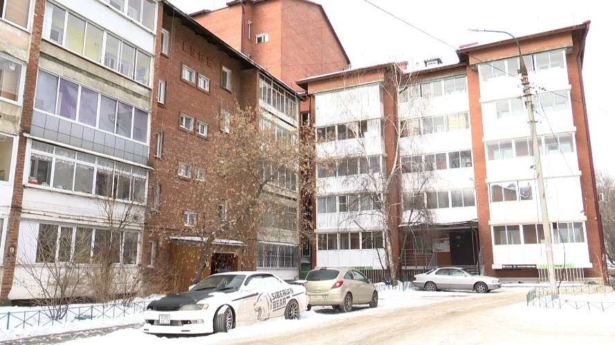 Выхлопные газы от прогревающих двигатель машин проникают в дома и соцобъекты Иркутска