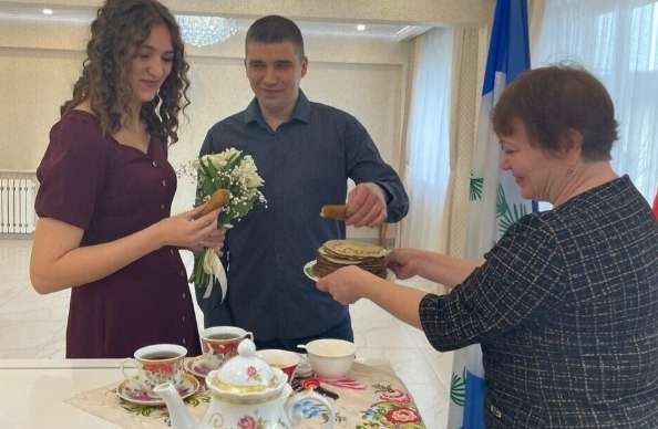 Молодожёнов кормят блинами в Тулунском ЗАГСе