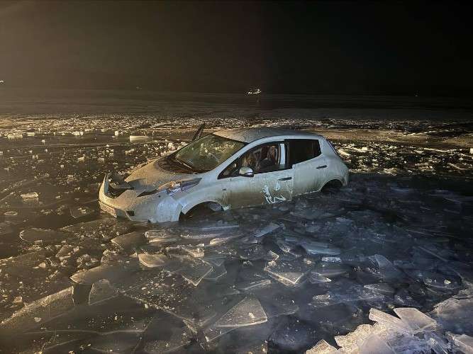 Спасатели Приангарья извлекли из-подо льда Байкала автомобиль с собакой