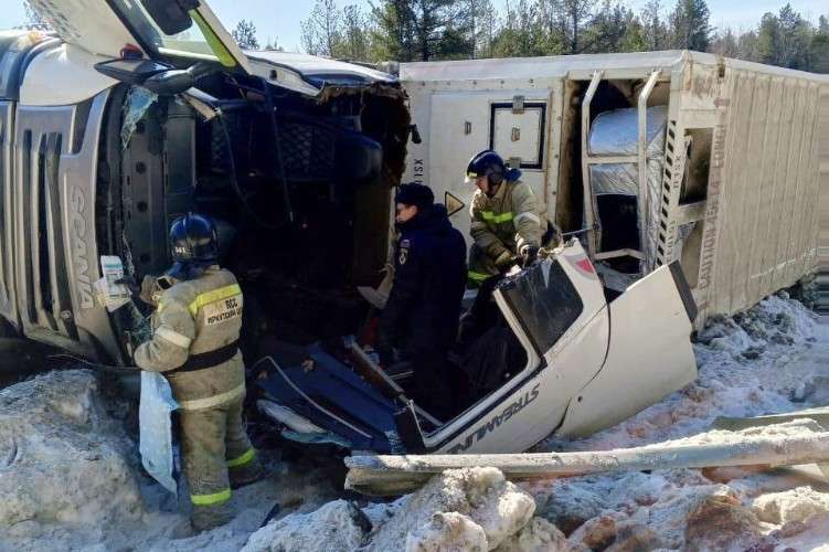 Водитель перевернувшейся фуры погиб на 80 км трассы "Байкал"