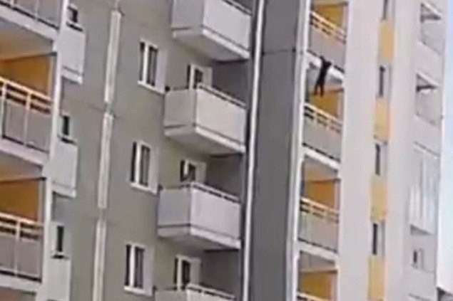 Полиция установила личность мальчика, который чуть не  упал с балкона в Ангарске