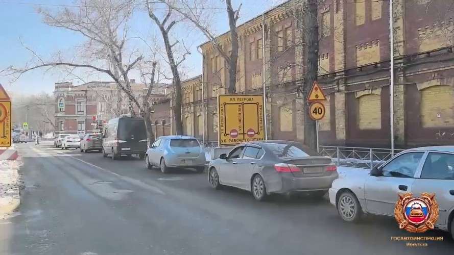 Из-за ремонта теплосетей на улице Рабочего Штаба в Иркутске образовались пробки