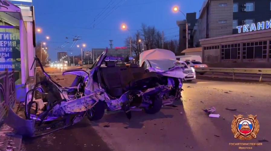 В Иркутске водитель "Мерседеса" погиб в результате ДТП на улице Байкальской