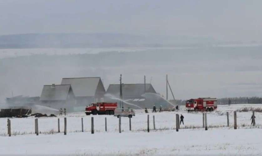 Тушение лесного пожара и деревни отработали сотрудники МЧС в Иркутском районе