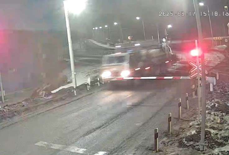 КамАЗ на скорости сбил шлагбаум на переезде в Усть-Кутском районе
