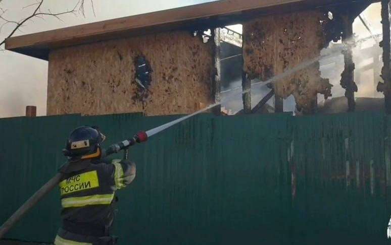 Недостроенное здание сгорело на улице Коммунистической в Иркутске