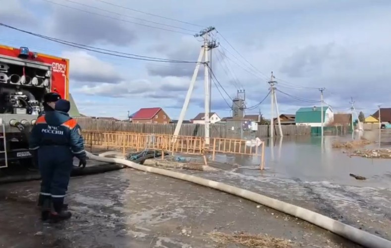 В пяти районах Приангарья талые воды топят жилые постройки