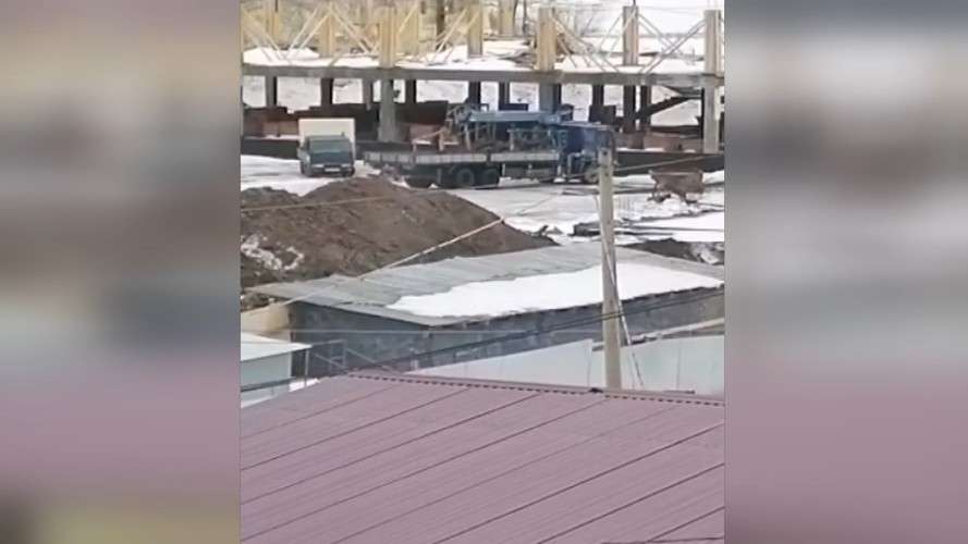 Массовый вывоз кирпича и арматуры с территории недостроенной школы беспокоит жителей Усть-Кута