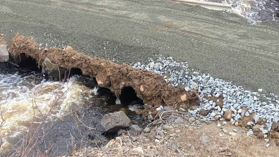 река у дороги